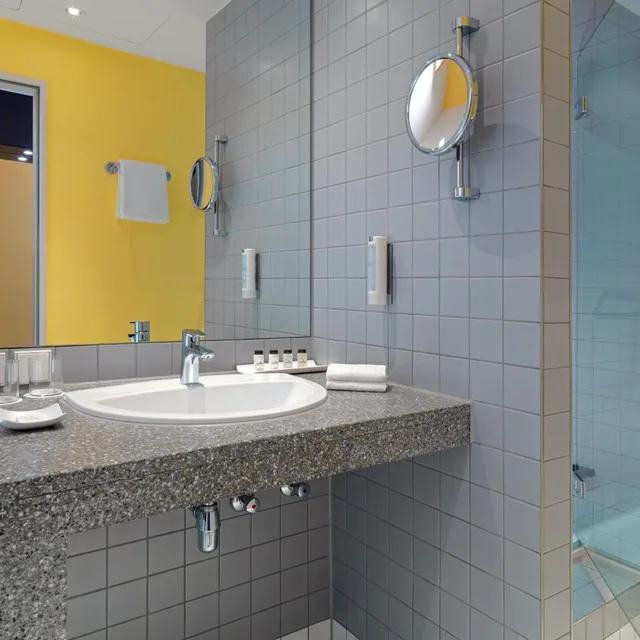 غرفة كلاسيكية بسرير كوين، Sheraton Hannover Pelikan Hotel 4/4
