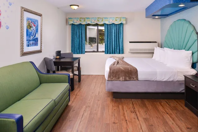 Standard, King Bed, Sofa, Jetted Tub, Atlantis Family Waterpark Hotel, an Ascend Collection Hotel 8/10