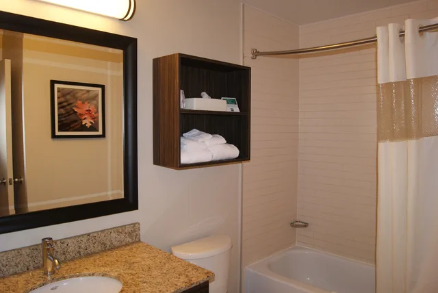 جناح بسرير كينج مع أريكة، Quality Inn & Suites P.E. Trudeau Airport 2/2