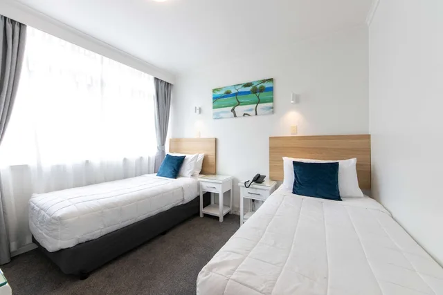 جناح كومفورت بسرير كوين بإطلالة على الفناء بغرفة نوم واحدة مع أريكة بمطبخ، Aarangi Motel 3/5
