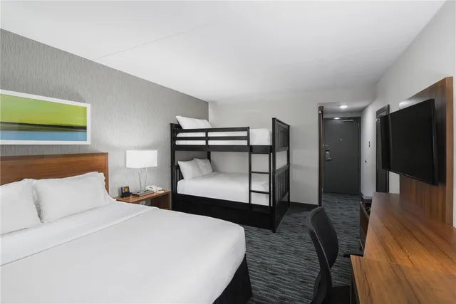 غرفة بسرير بطابقين وسرير كوين، Birchwood Inn, BW Premier Collection 1/2