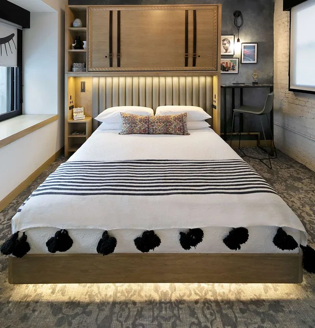 Skyline, Urban, King Bed, City View، The Wayfarer Downtown LA Tapestry Collection by Hilton 3/5