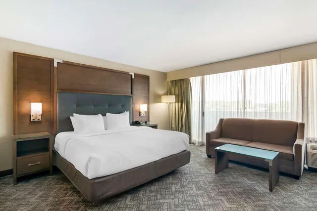 غرفة بسرير كينج بإطلالة مع أريكة، Best Western Plus Kansas City Sports Complex Hotel 1/3