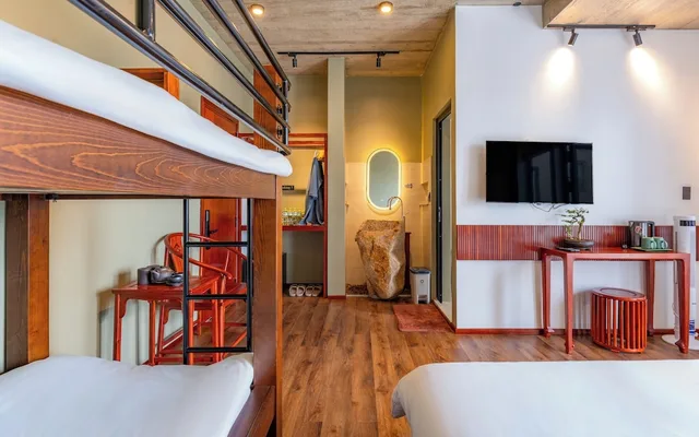 غرفة عائلية بسرير كينج وسرير بطابقين، Pi Hostel 5/7