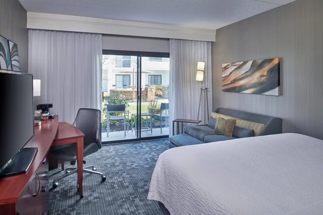 غرفة بسرير كينج مع أريكة لذوي الإعاقة، Courtyard Indianapolis Castleton 2/5