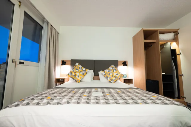 غرفة بسرير كوين بإطلالة على البحر، Holiday Inn Calais 1/6