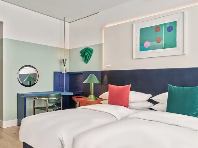 غرفة عائلية بسريرين منفصلين، Kimpton Main Frankfurt by IHG 1/5