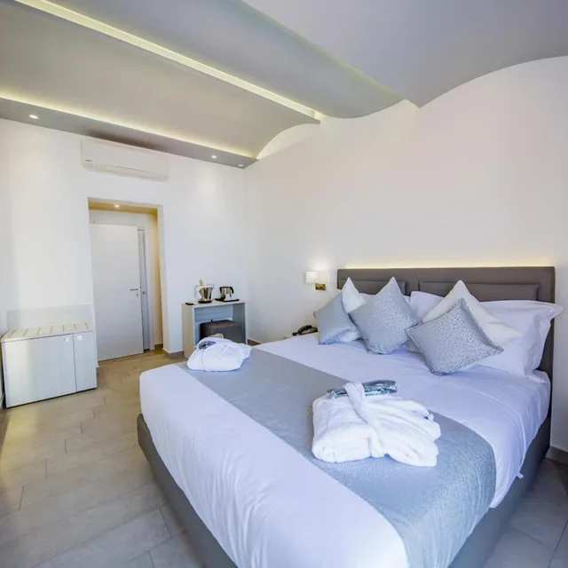 غرفة ديلوكس بسرير مزدوج بإطلالة على البحر بشرفة، Ossuna Bay Hotel Boutique 1/9