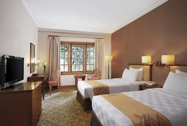 غرفة تنفيذية بسريرين منفصلين بإطلالة على المسبح، Loman Park Hotel Yogyakarta 2/2