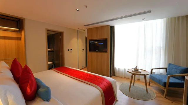 غرفة بريميوم بسرير كينج، Aiden by Best Western Hennur Bengaluru 1/3