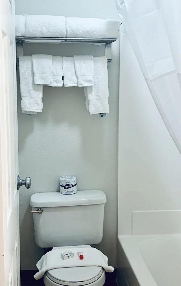 Room, 2 Queen Beds, Travelodge By Wyndham Wall 7/7