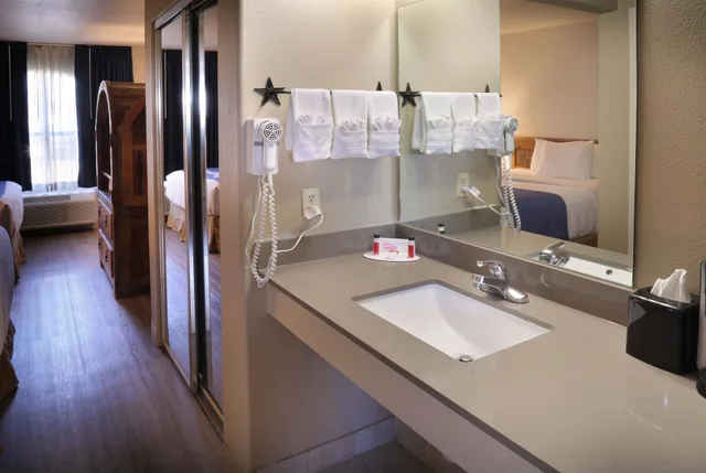 جناح بسريرين كوين، Days Inn Suites Llano 7/7