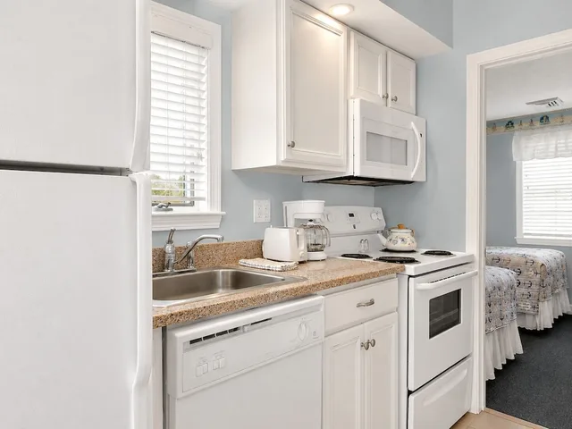 2 Bedrooms, Cottage, Queen and Twin Beds, 2 Bathrooms, Sofa، Colonial Acres Resort 9/10