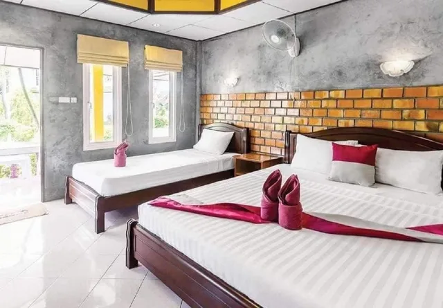 غرفة ثلاثية بإطلالة على الحديقة، Lanta New Beach Bungalows 1/3