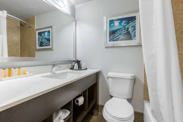 جناح بسرير كينج مع أريكة، Cielo Hotel Bishop-Mammoth, an Ascend Collection Hotel 4/9