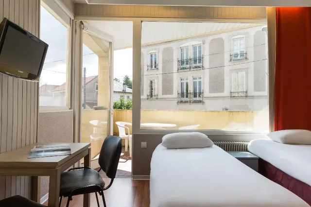 غرفة عائلية رباعية بسرير كينج، Hotel The Originals Remiremont Arum 1/1