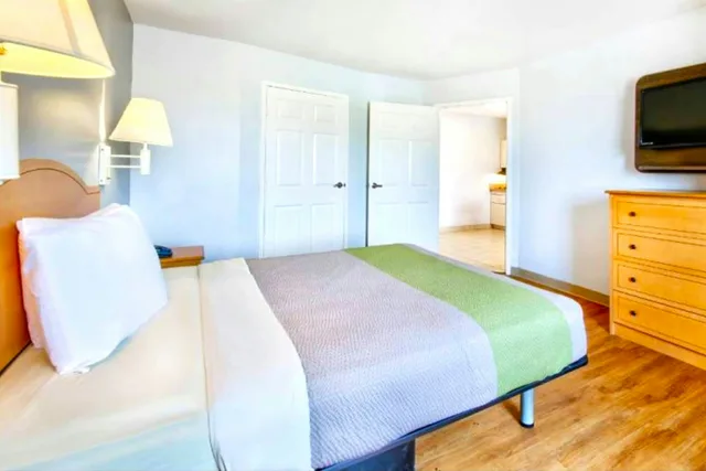 Queen Bed with Kitchenette Smoking2 Full Beds Suite with Kitchenette Smoking، Oyo Townhouse Sulphur,LA Extended Stay I-10 1/6