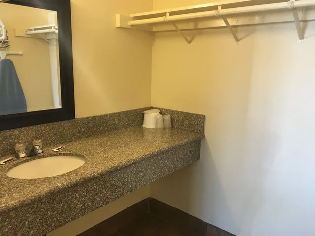 غرفة قياسية بسريرين كوين، Colton Inn 3/3