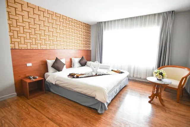 غرفة ديلوكس بسرير كينج، Cbd Hotel Suratthani 1/3