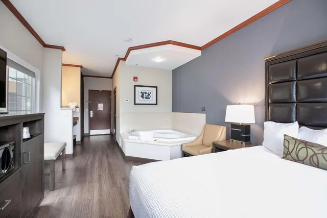 غرفة بسرير كوين بحوض جاكوزي لذوي الإعاقة، Best Western Plus Northwind Inn Suites 2/6