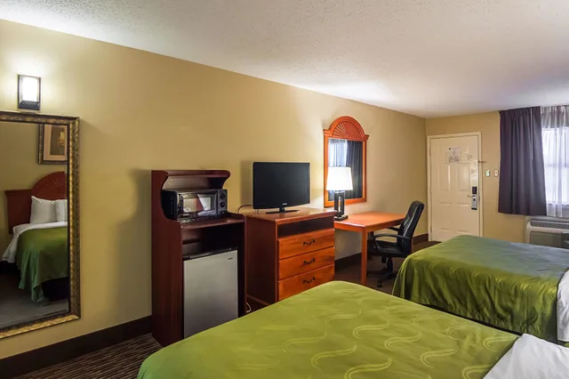 غرفة قياسية بسريرين مزدوجين، Quality Inn Suites Garland East Dallas 4/6