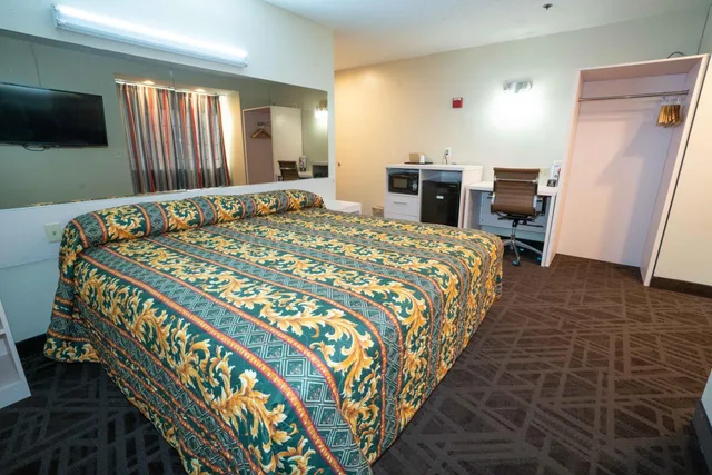 غرفة بسرير كينج لذوي الإعاقة، Regency Inn & Suites DFW 2/3