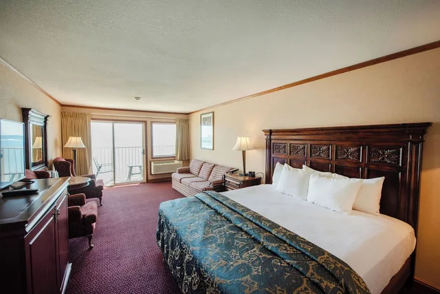 Deluxe, King Bed, Lake View, Sofa, Jetted Tub, Hamilton Inn Select Beachfront 1/7