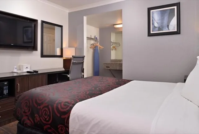 غرفة قياسية بسرير كوين، Emerald Inn on Sunset 3/3