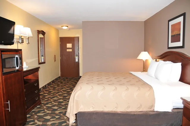 غرفة قياسية بسرير كينج، Quality Inn Paradise Creek 1/7