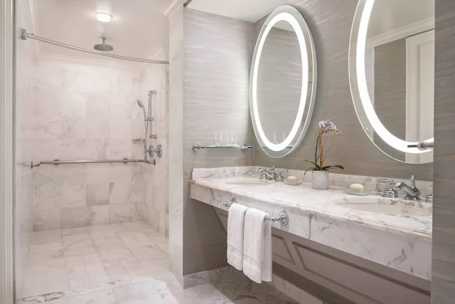 غرفة كلوب بسرير كينج بغرفة نوم واحدة مع أريكة لذوي الإعاقة، The Ritz Carlton Sarasota 4/4
