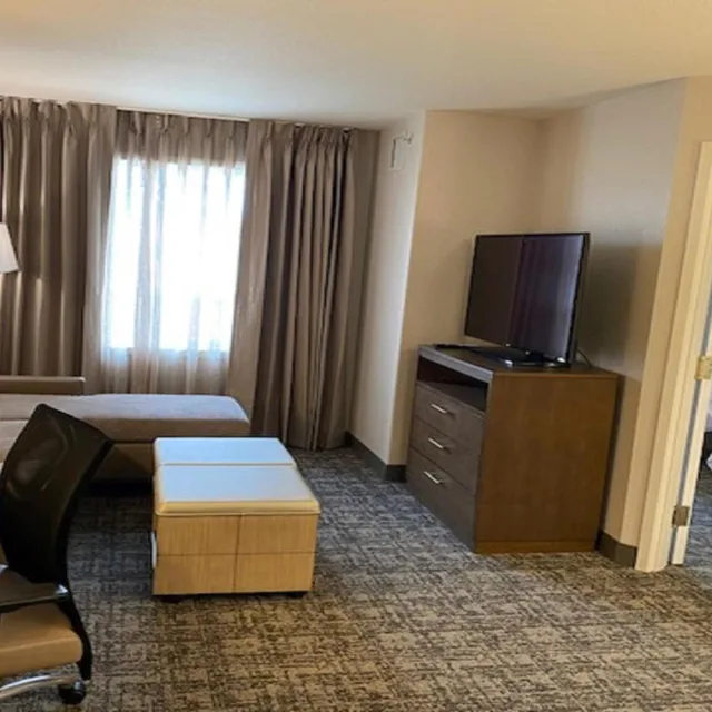 جناح بغرفة نوم واحدة مع أريكة، Staybridge Suites Hotel Calgary Airport 4/7