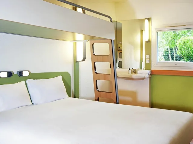 غرفة ثلاثية بسرير مزدوج وسرير بطابقين، Ibis Budget Versailles Trappes 4/7