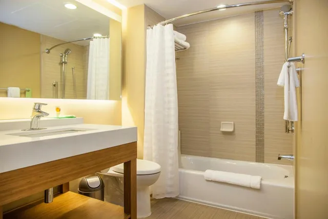 غرفة بريميوم ديلوكس بسريرين كوين بإطلالة على المرسى بشرفة مع أريكة، Courtyard by Marriott La Paz Baja California Sur 2/4