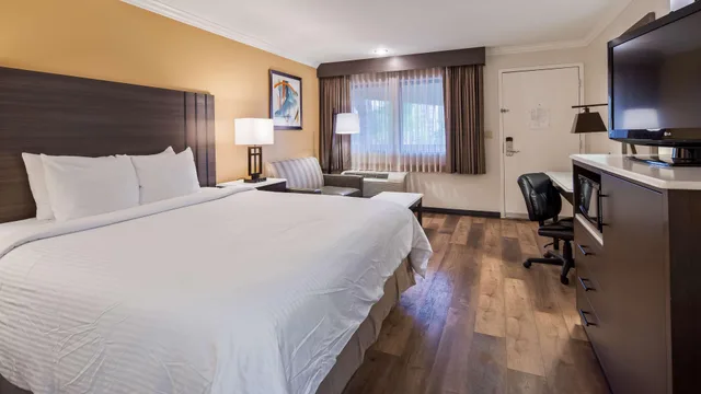 غرفة بسرير كينج، Best Western Plus Orange County Airport North 3/10