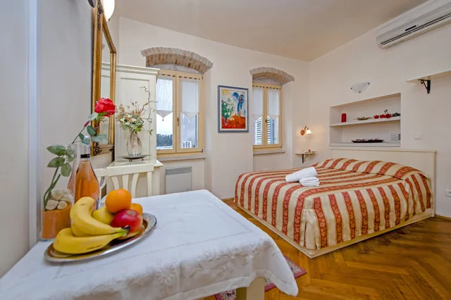غرفة بسرير كوين بإطلالة على البحر، Residence La Carera 1/3