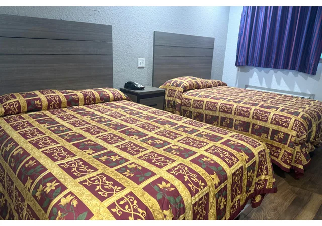 غرفة بسرير مزدوج وسرير فردي للمدخنين، Economy Lodge by Hotel O Texas City 2/4