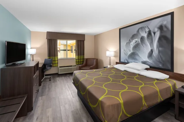 Room, Super 8 by Wyndham Lubbock West 2/2