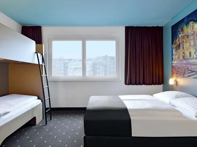 غرفة عائلية بسرير كوين وسرير بطابقين، B&B Hotel Wien-Hbf 1/4