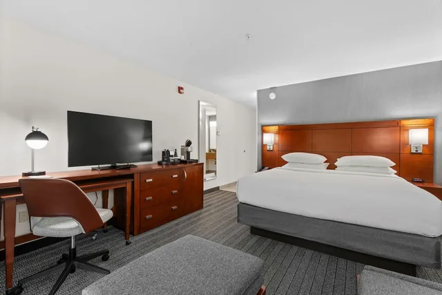 غرفة بسرير كينج مع أريكة لذوي الإعاقة، Courtyard By Marriott Burlington Williston 5/10