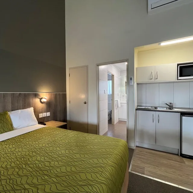 جناح عائلي بغرفة نوم واحدة بجاكوزي، Airport Manor Inn 2/9