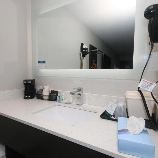 Efficiency, Suite, King Bed، Clarion Pointe Statesville 4/4