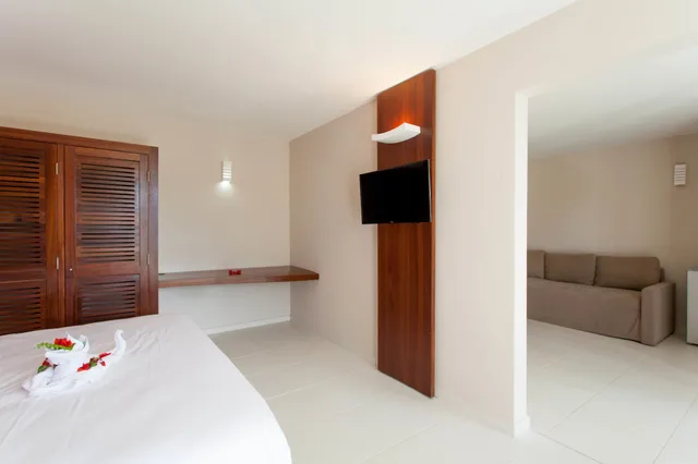 غرفة بريميوم بسرير كينج بغرفة نوم واحدة مع أريكة بمطبخ صغير، Karibea Resort Sainte Luce Residence Caribia 2/3