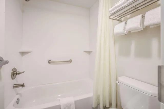 غرفة بسرير كوين، Suburban Studios Middlesboro 3/3