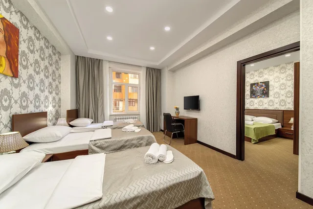 غرفة عائلية بسريرين منفصلين وسرير كينج وسرير فردي، Amea Baku Hotel 1/2