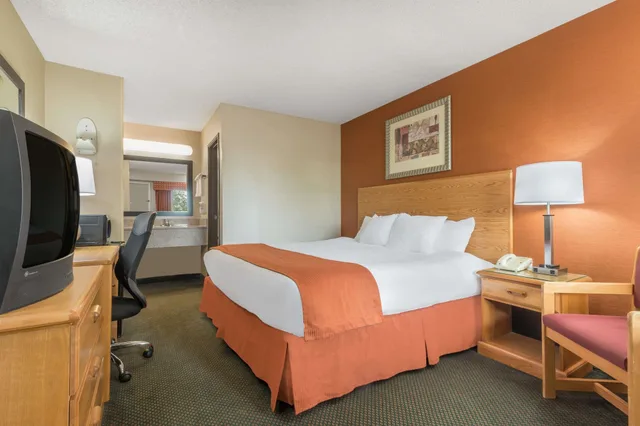 غرفة قياسية بسرير كينج، Days Inn by Wyndham Columbus Fairgrounds 4/5