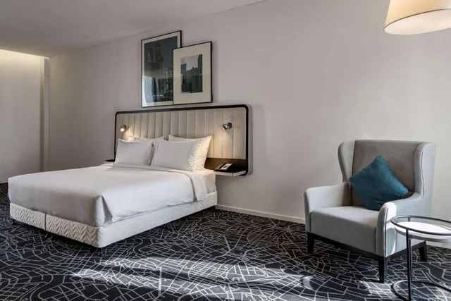 جناح بسرير كينج بغرفة نوم واحدة مع أريكة، فندق وشقق راديسون الدمام المدينة الصناعية(Radisson Hotel & Apartments Dammam Industry City) 3/7