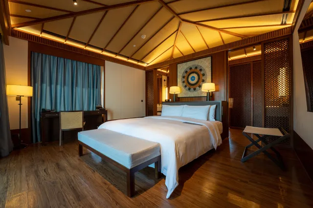دوبلكس بسريرين مزدوجين بإطلالة على الحديقة بغرفتي نوم، Le Meridien Shimei Bay Beach Resort & Spa 2/3