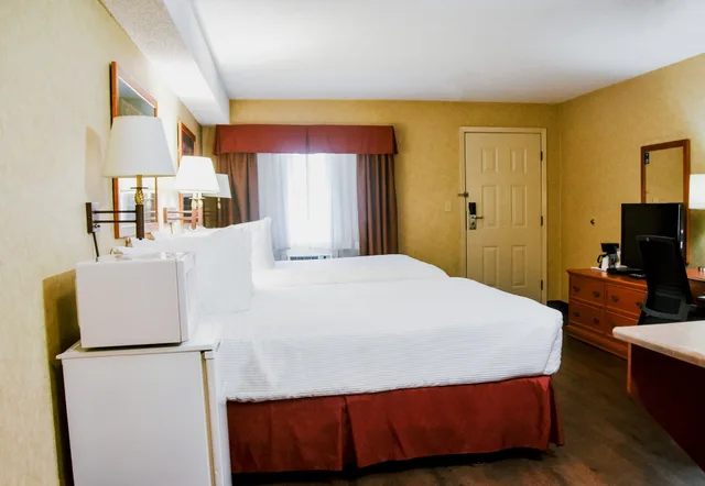 غرفة قياسية بسريرين كوين، Stony Plain Inn & Suites 2/6