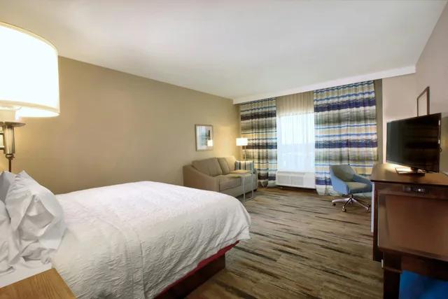 غرفة بسرير كينج مع أريكة، Hampton Inn Suites By Hilton Baltimore Aberdeen Md 2/3
