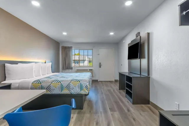 Room, King Bed, Motel6 Willows, CA 3/6